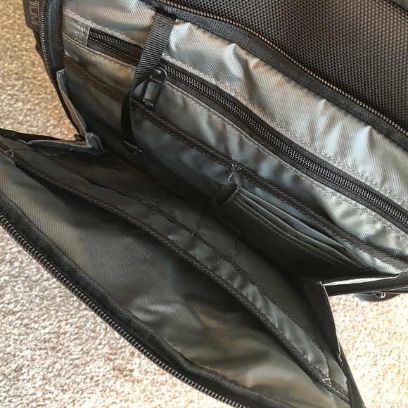 Tumi T-Tech GCG Essential Gear Laptop Black Backpack / shoulder bag. Like new! - Picture 3 of 11